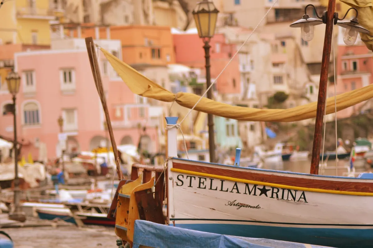 Lone skipper injured in Ischia collision: the human cost at sea
