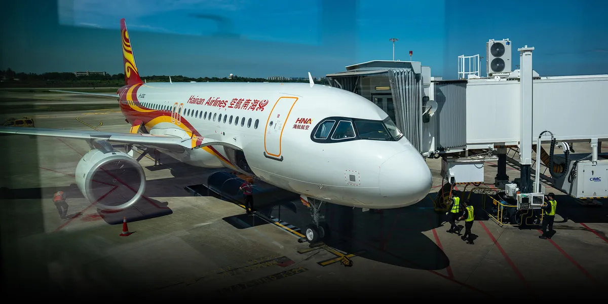 Teen takes on Chinese airline over 10-minute schedule change