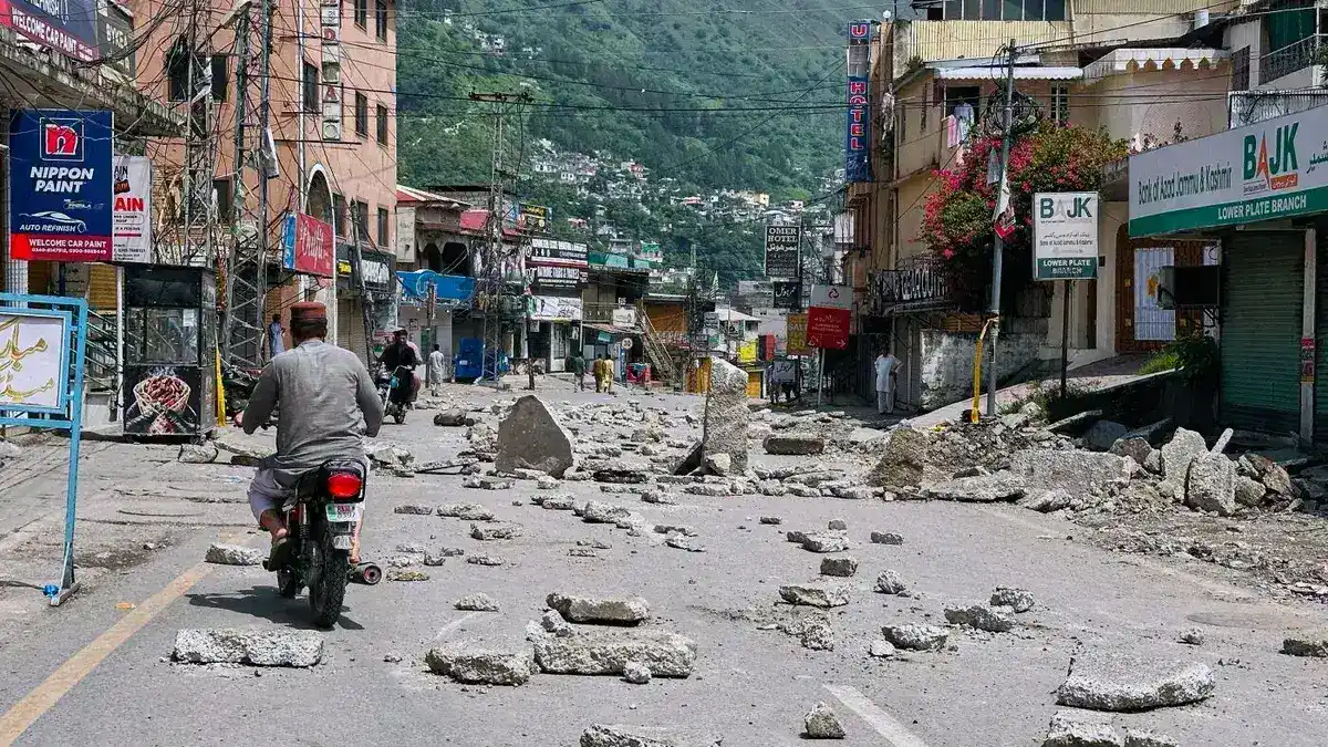 Kashmir voters cast ballots despite clashes, boycott threats, barricades