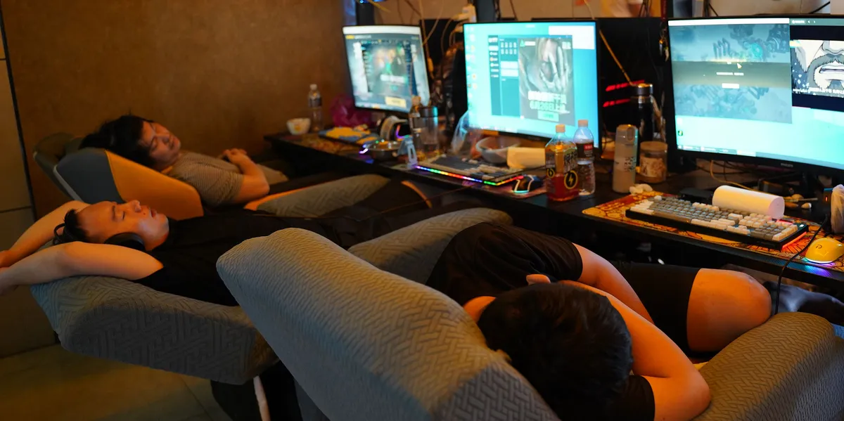 Homeless workers find shelter in 0.09-dollar-per-hour internet café