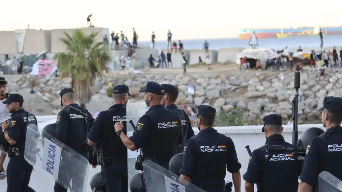 Police officer in intensive care: 15-hour shifts in Ceuta