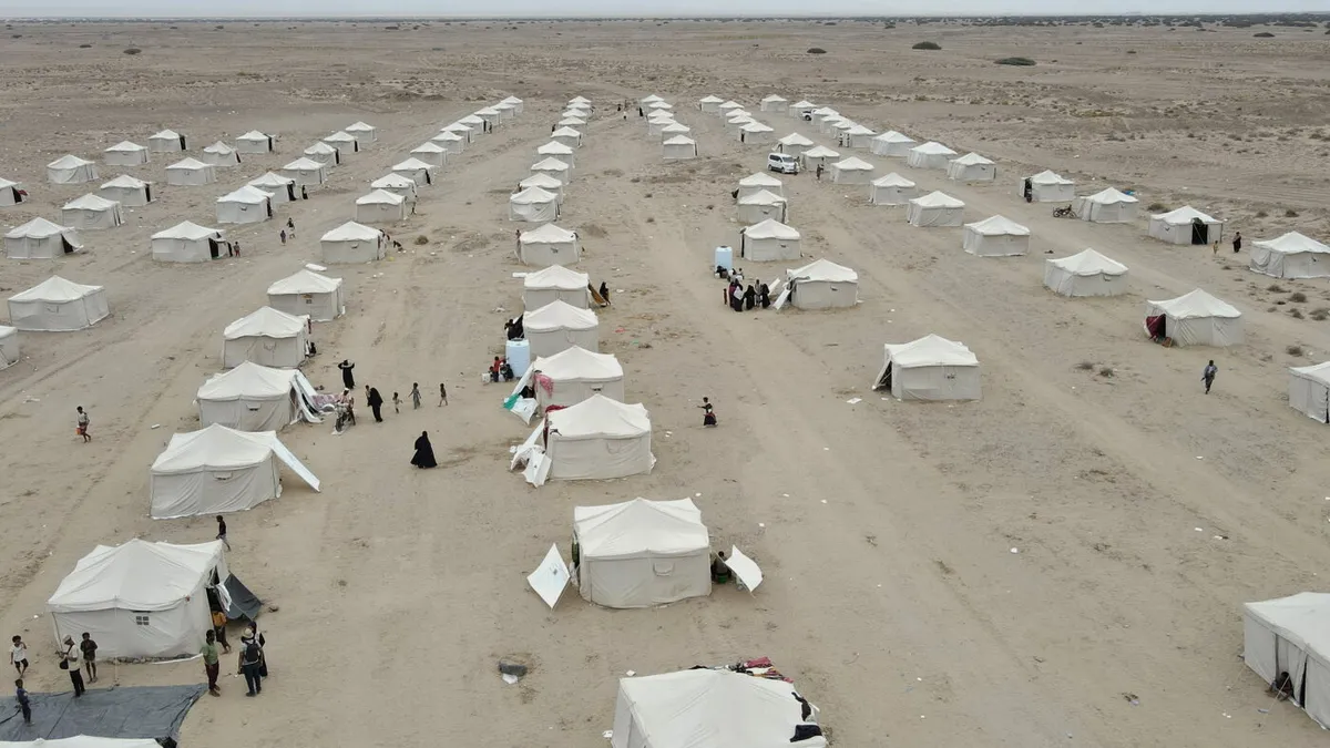 Houthi offensive displaces 125,000 Yemenis as fuel prices rise