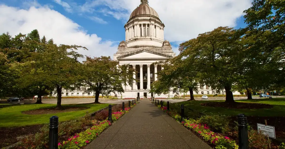 Lawmaker Exposes Insider Trading Advantages for Financial Elites