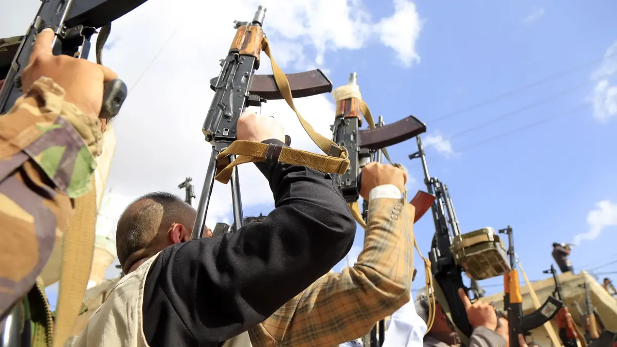 Houthis respond to Israeli operations: missile strike and maritime warning