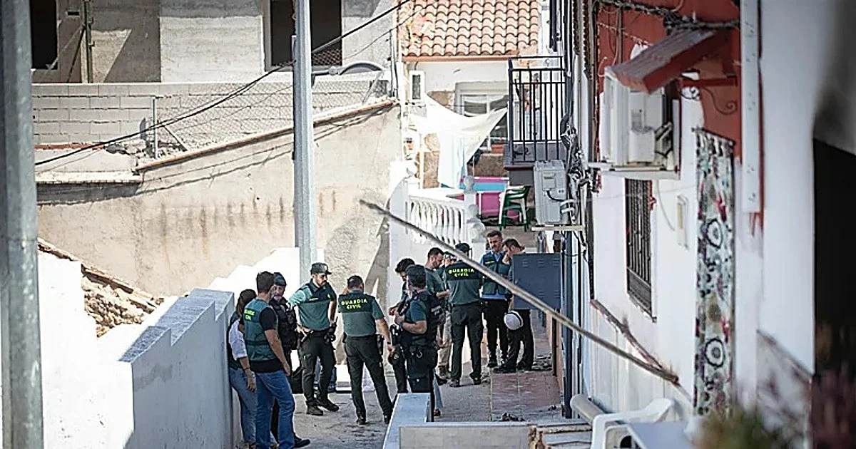 Guardias civiles en Pinos Puente tras el tiroteo del domingo