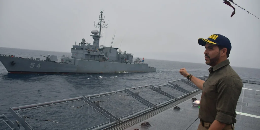 El presidente Abelardo de la Espriella, en la cubierta de un buque de la Armada Nacional, con otra nave de la Armada al costado en aguas del archipiélago.