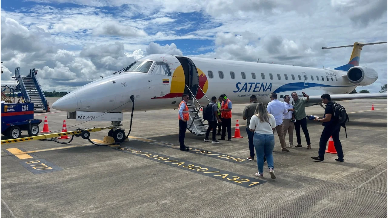 Avión de Satena en la pista mientras pasajeros abordan para un vuelo de la aerolínea estatal colombiana