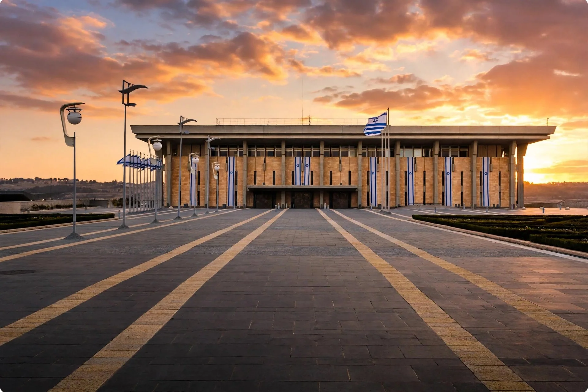 Edificio de la Knéset en Jerusalén al atardecer, con banderas y una explanada vacía