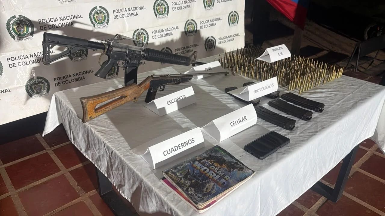 Fusil, escopeta, proveedores, cartuchos y cuadernos incautados tras los combates en La Primavera, Vichada.