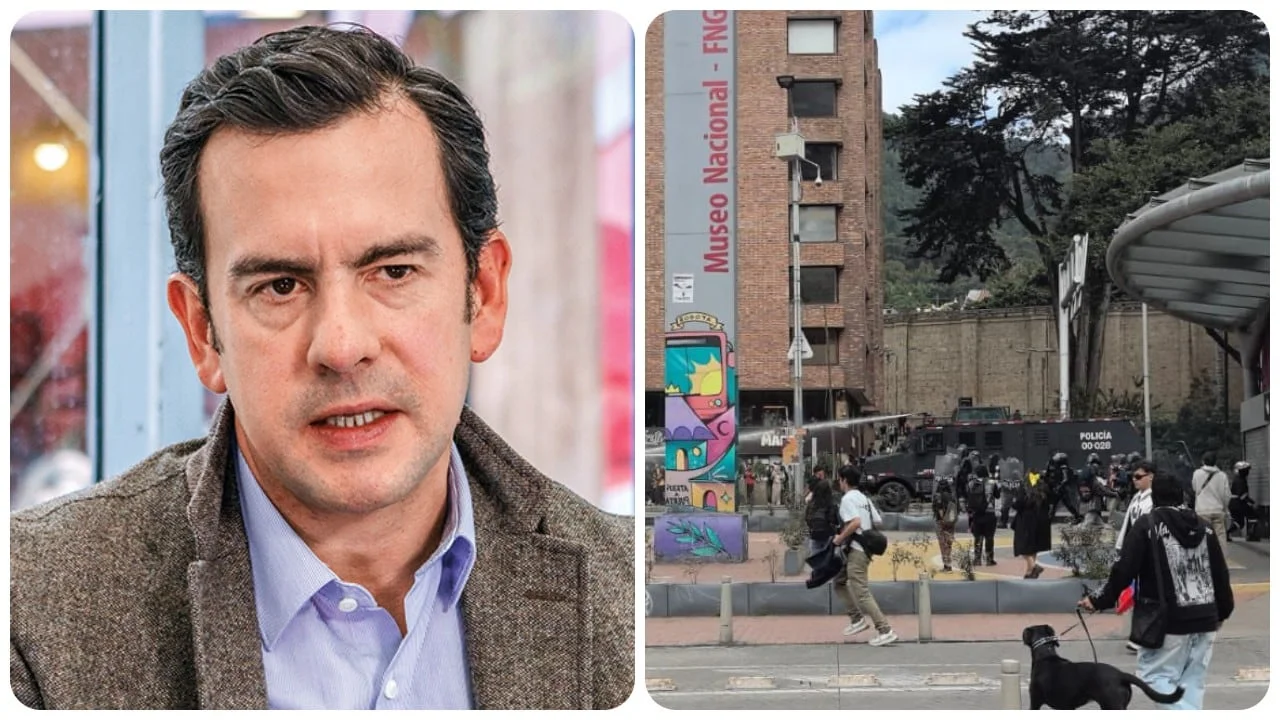 El ministro Rodrigo Lara y, junto a él, policías y manifestantes en una calle de Bogotá frente al Museo Nacional