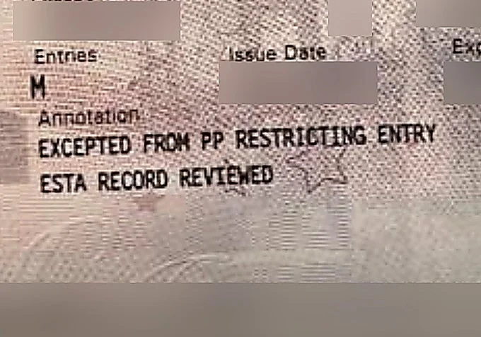 Detalle de un visado o registro ESTA con la anotación 'ESTA record reviewed' y 'excepted from PP restricting entry'