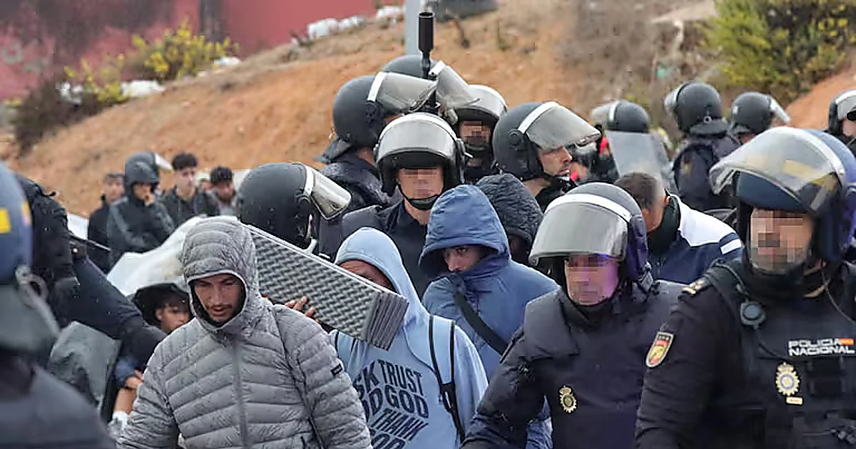 Frontera de Ceuta con vallas y presencia de las fuerzas de seguridad durante la crisis migratoria de julio