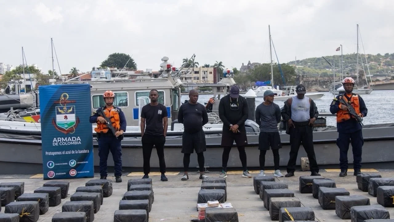Operativo de la Armada de Colombia con paquetes de cocaína incautados en el mar Caribe.