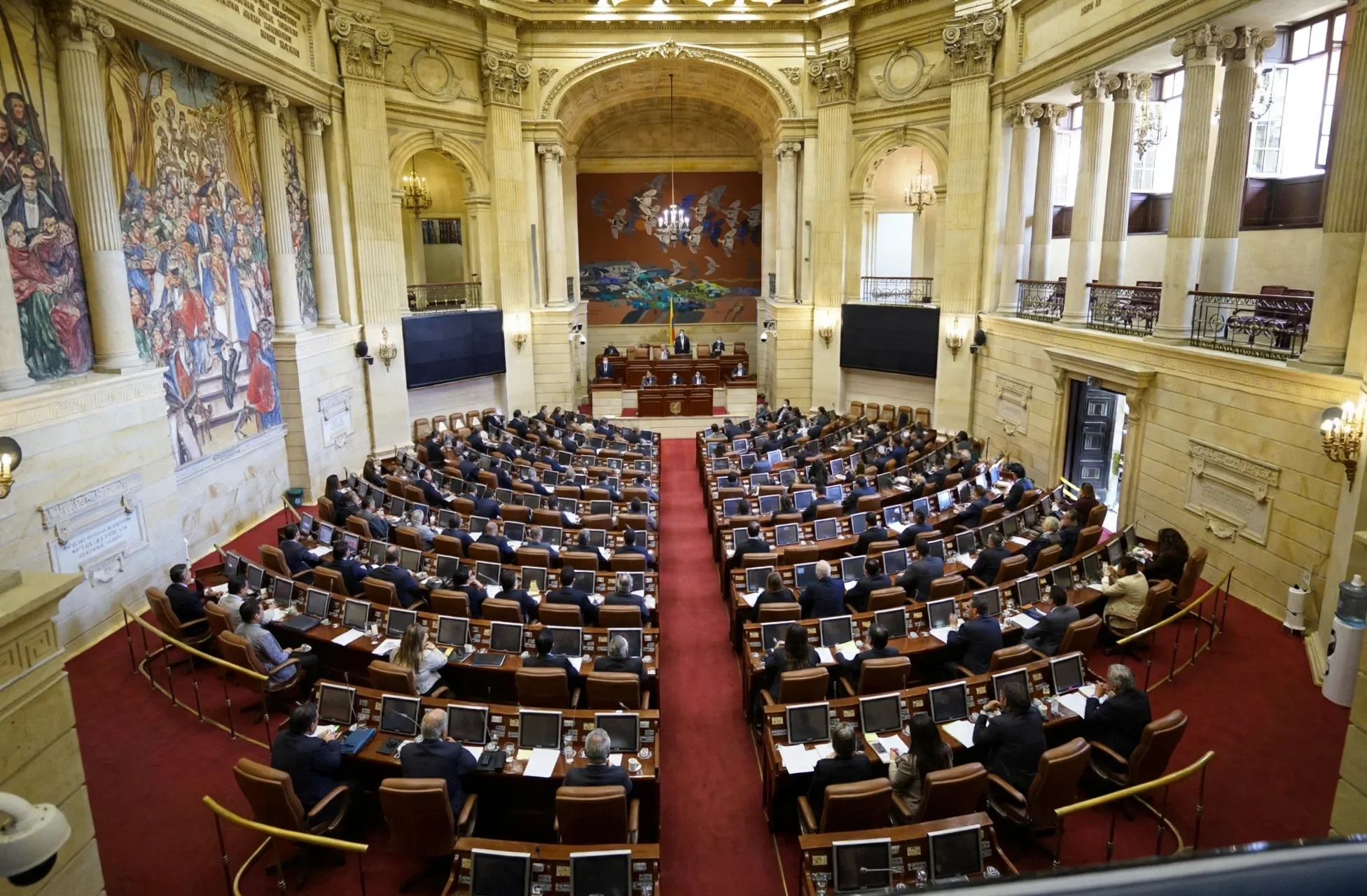 Recinto de la Cámara de Representantes con congresistas sesionando en sus curules