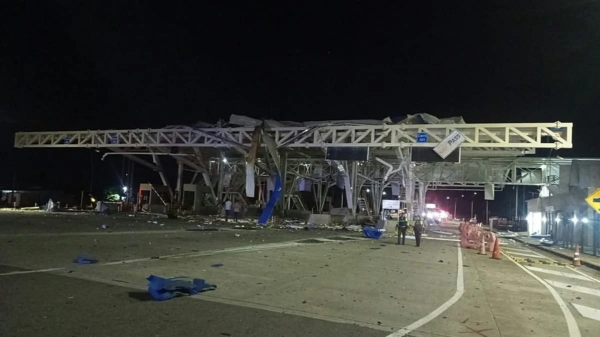 Caseta destruida y escombros en el peaje San Pedro, en Casanare, tras la explosión de un coche bomba