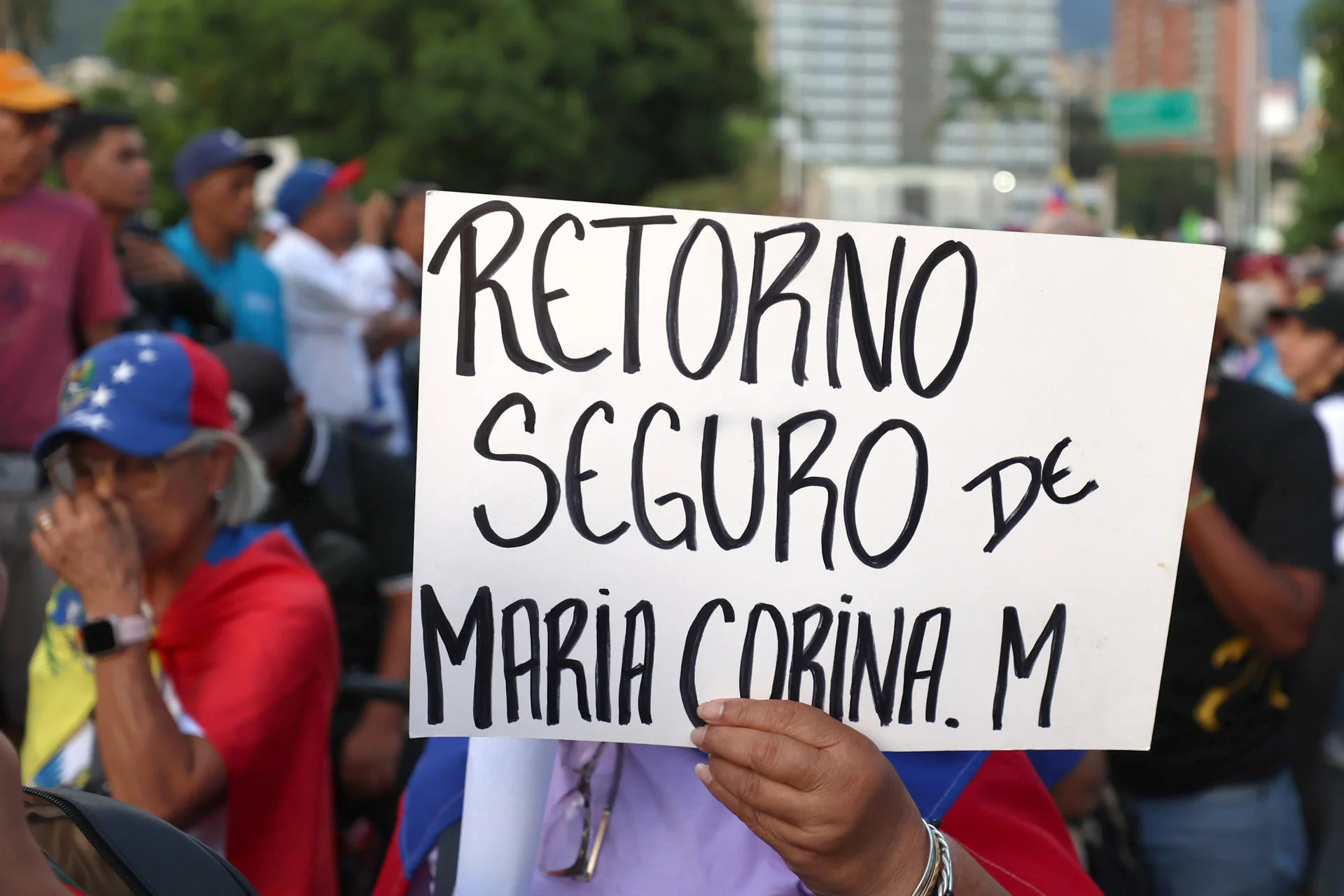 Manifestante con un cartel durante la protesta opositora en Caracas
