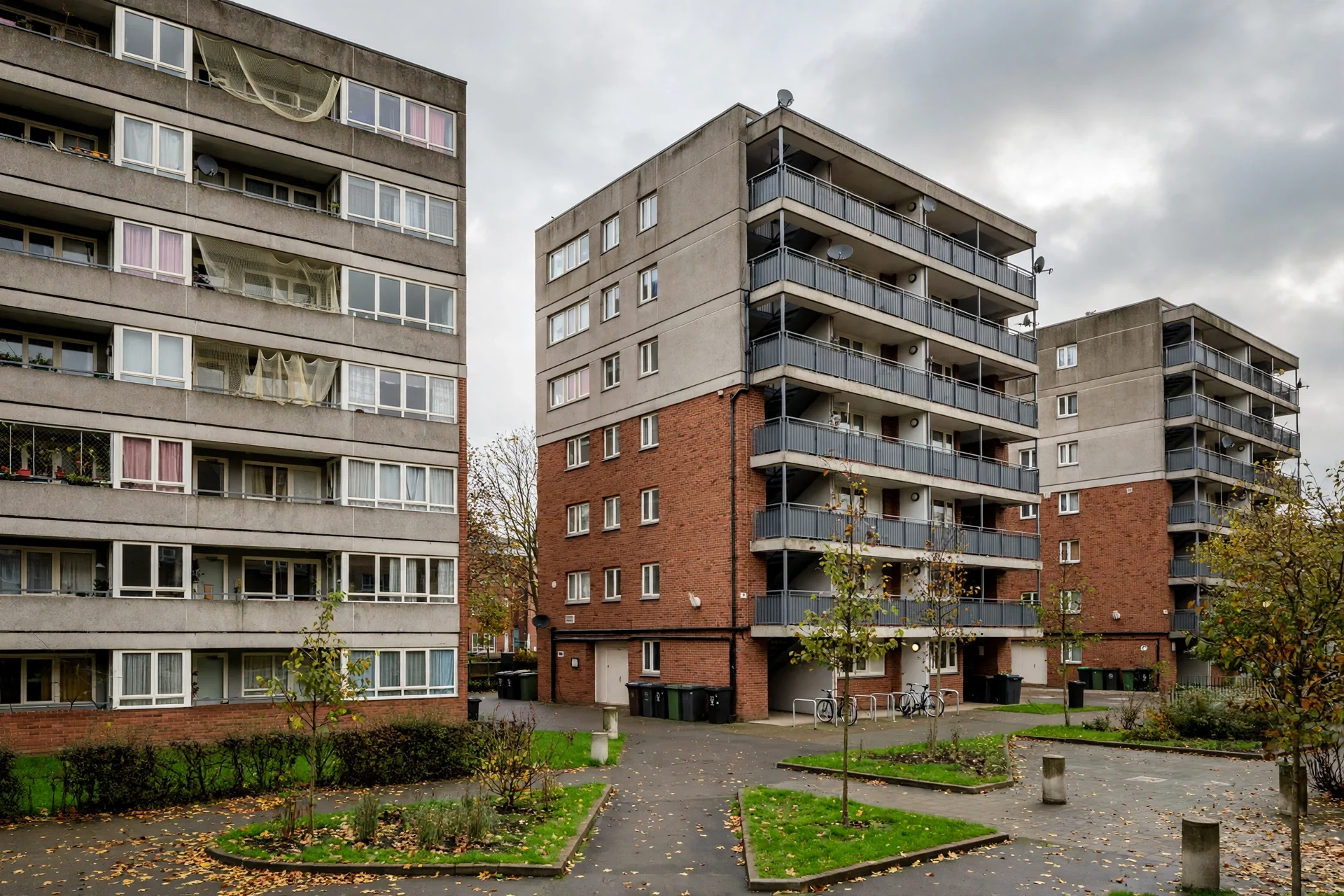 Bloques de pisos de vivienda social de ladrillo y hormigón en Inglaterra bajo un cielo nublado