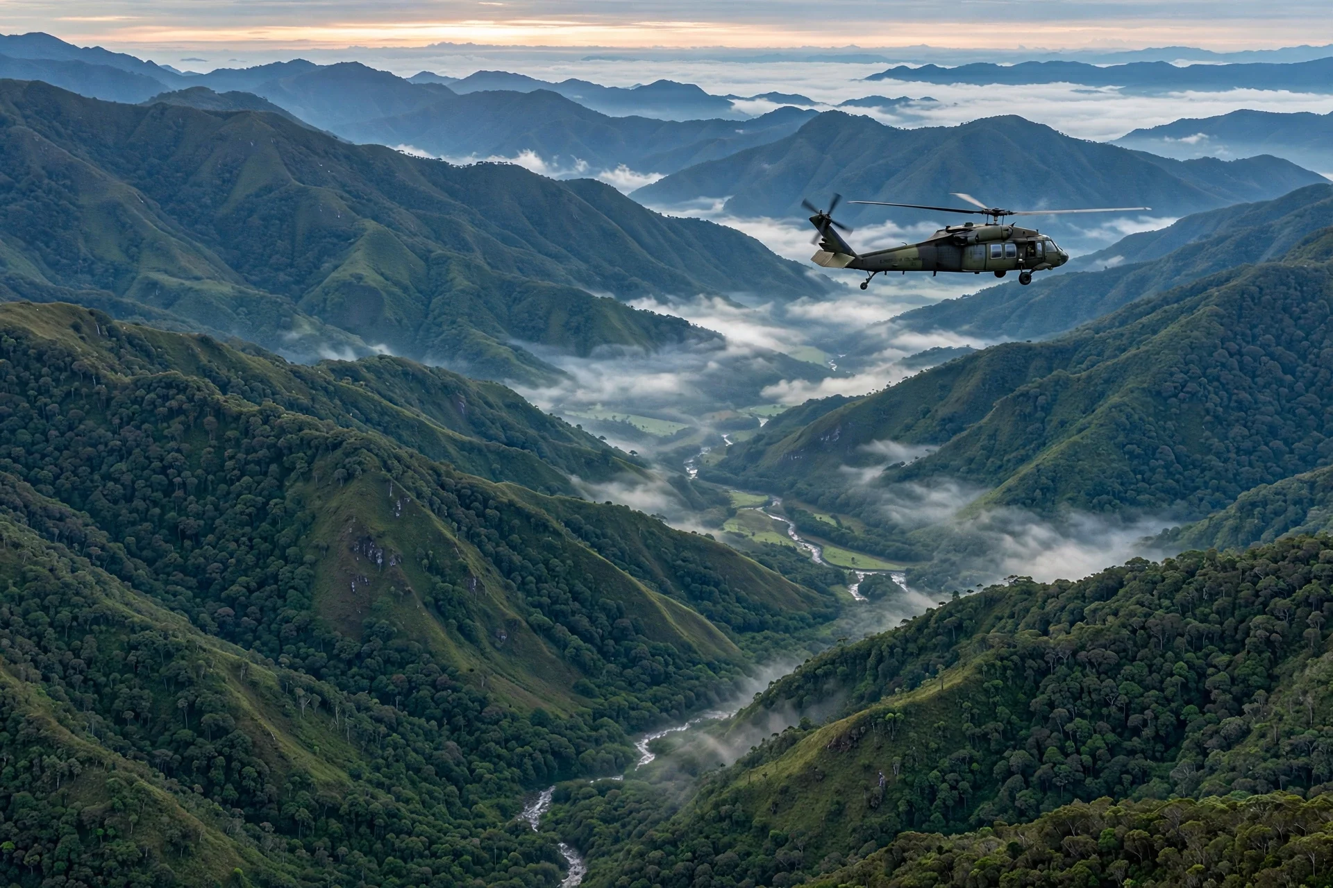 Helicóptero militar sobrevuela al amanecer la cordillera verde de Nariño, en Colombia