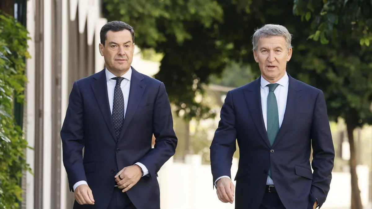 Juanma Moreno y Alberto Núñez Feijóo caminando en Sevilla