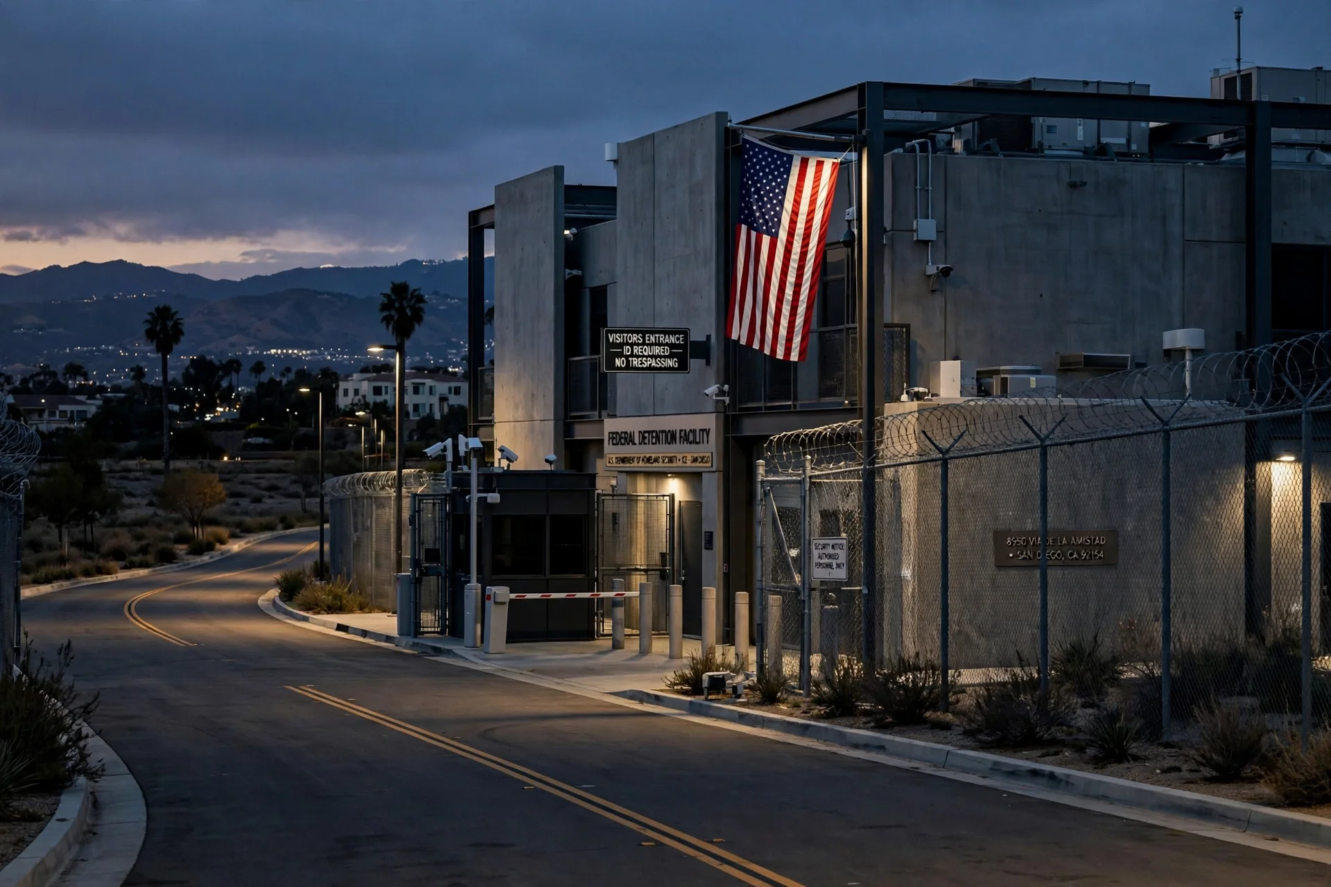 Exterior de un centro de detención en San Diego al atardecer con bandera de Estados Unidos
