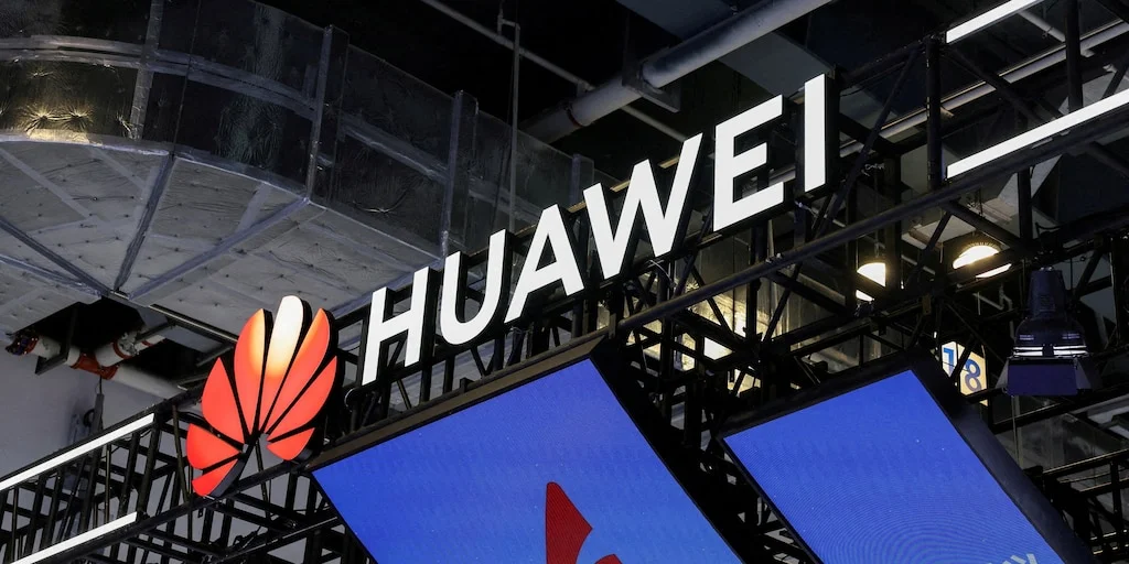 Fotografía de prensa sobre la prohibición estadounidense de dispositivos vinculados a Huawei