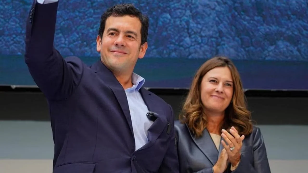 Rodrigo Lara saluda con el brazo en alto junto a su esposa, que aplaude a su lado