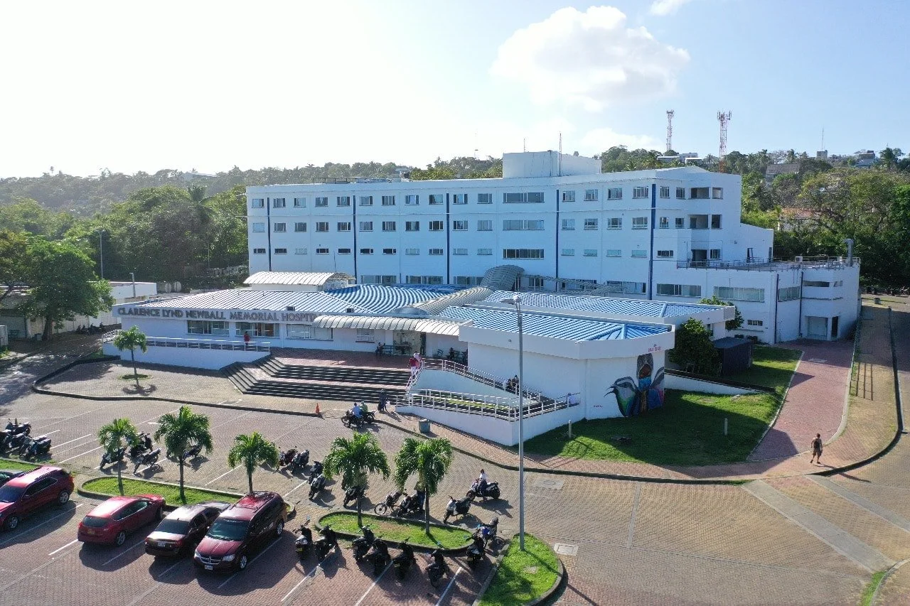 Vista aérea del Hospital Departamental Clarence Lynd Newball Memorial de San Andrés, edificio blanco con su nombre en la fachada