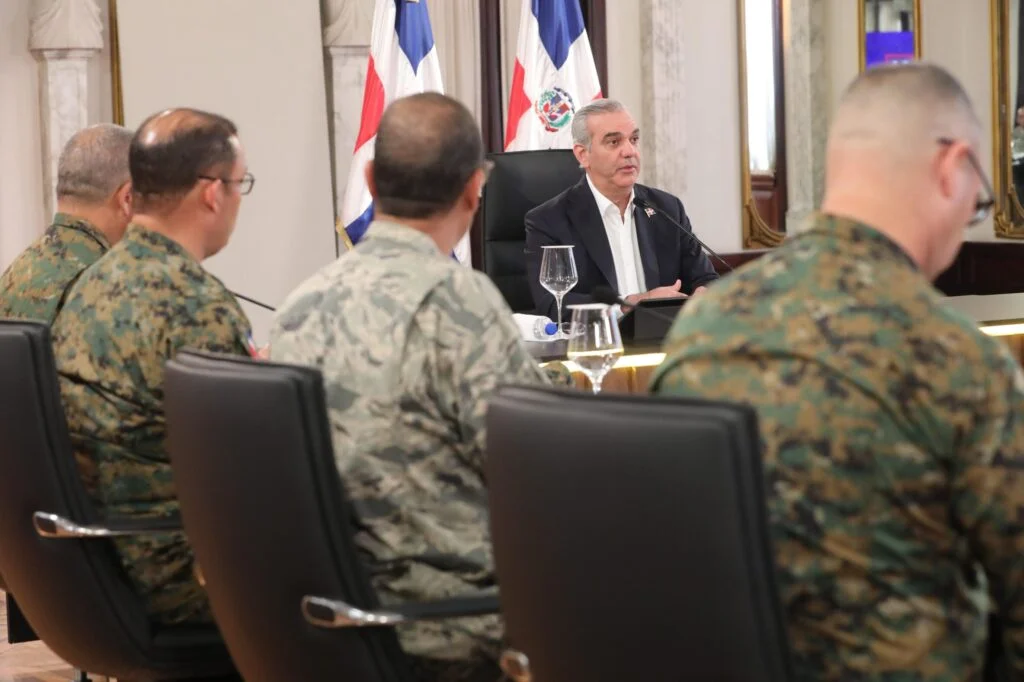 El presidente Luis Abinader preside una reunión con mandos militares dominicanos junto a banderas de República Dominicana