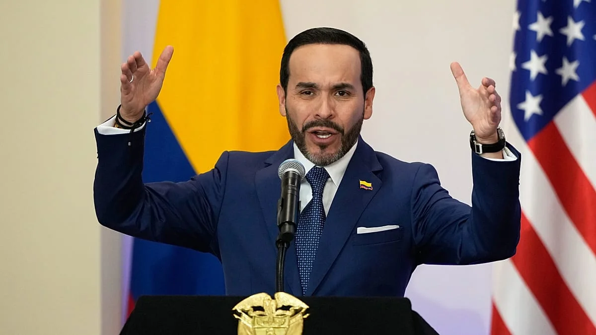 El presidente Abelardo De La Espriella habla desde un atril con las banderas de Colombia y Estados Unidos detrás